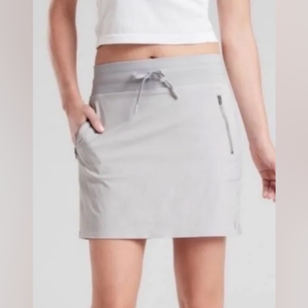 Athleta Light Gray Trekkie North Skort with side pockets size 4